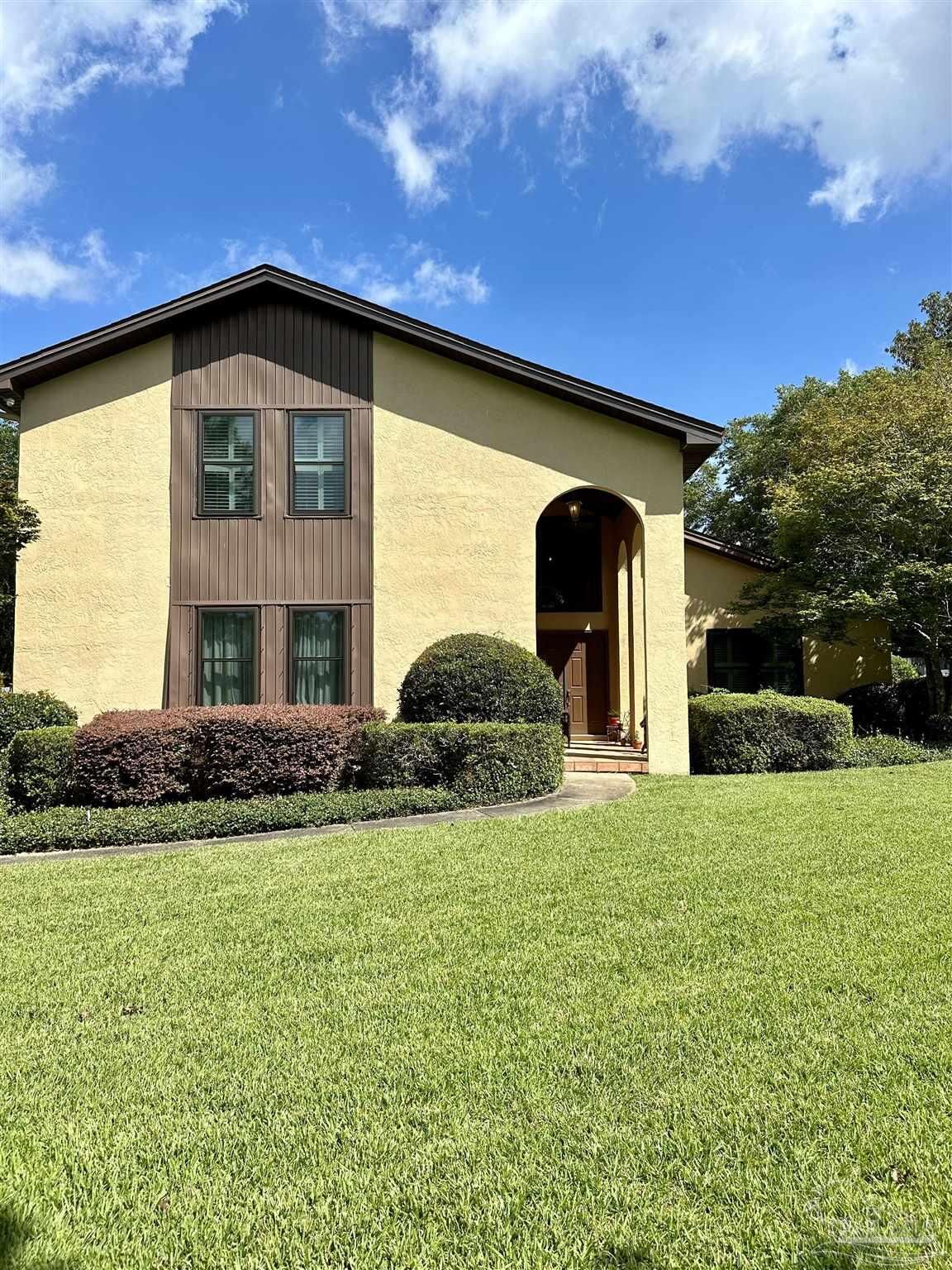 Property Photo:  212 Man O War Cir  FL 32533 