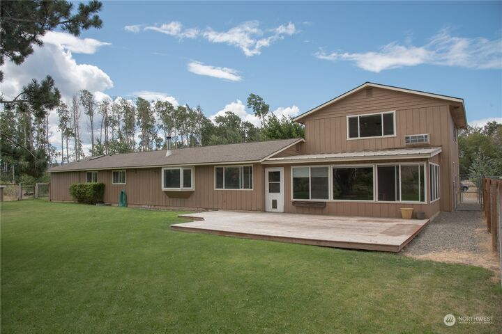 Property Photo: 12051 Highway 10 WA 98926