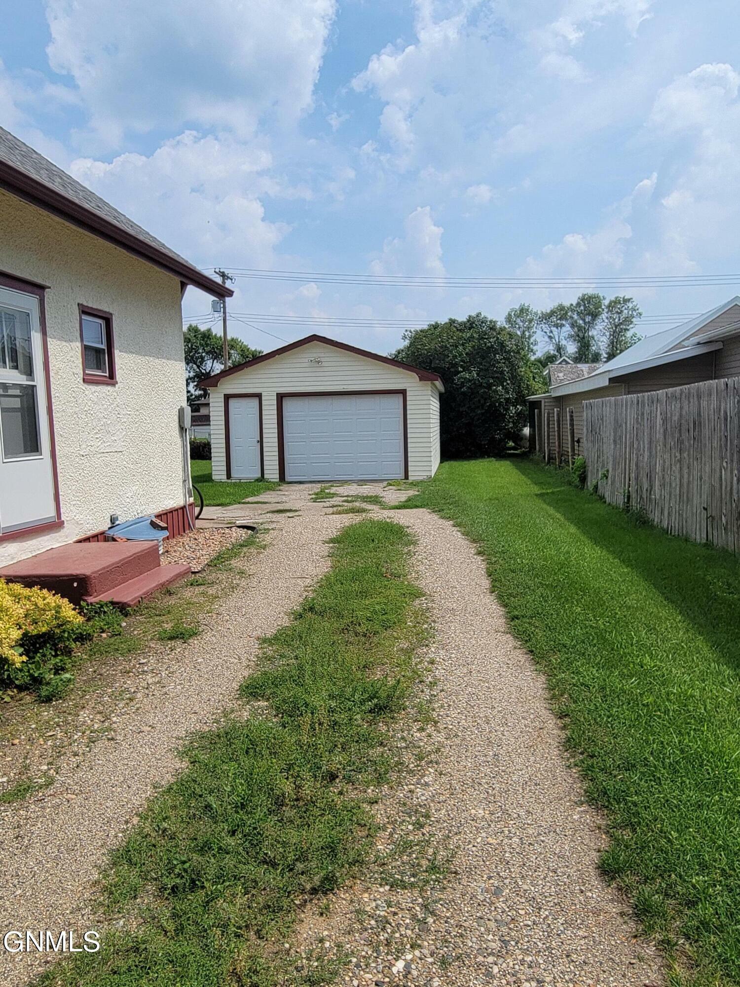 Property Photo:  407 1st Avenue NE  ND 58413 