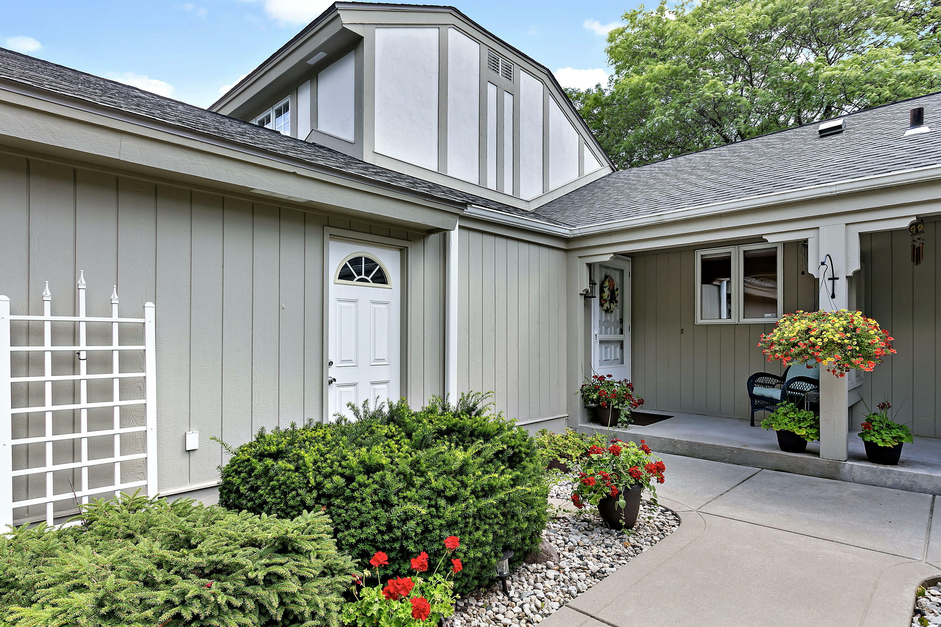 2117 W Raleigh Ct  Mequon WI 53092 photo