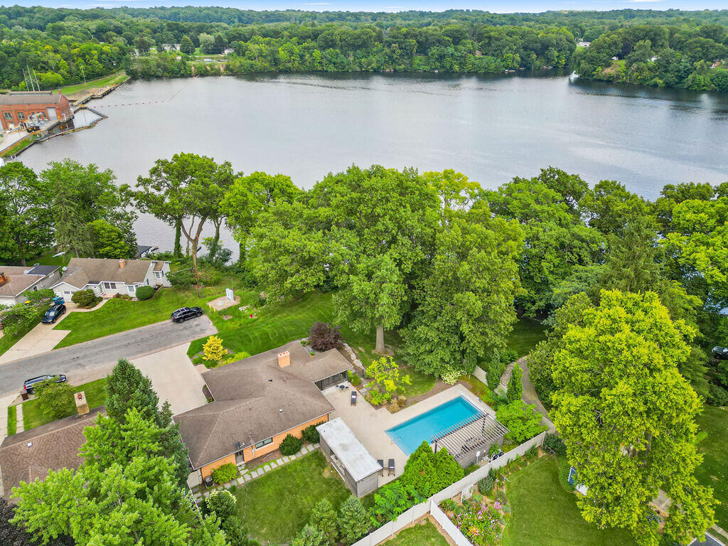 Property Photo: 617 S Mechanic Street MI 49103