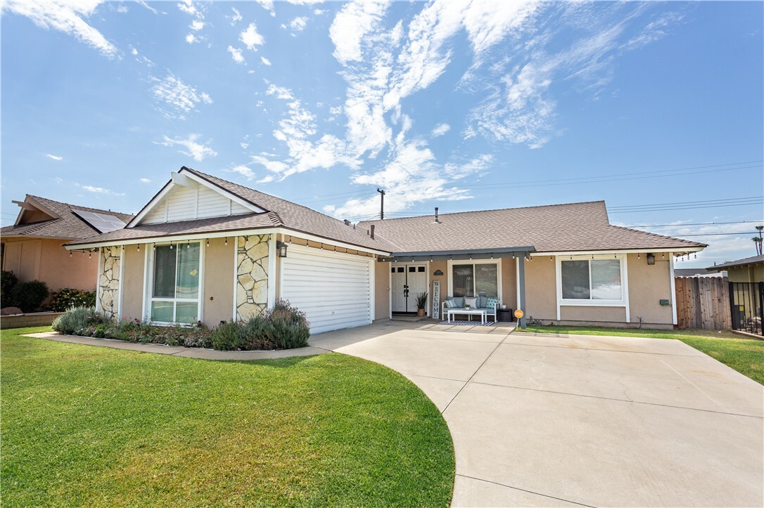 Property Photo:  1900 E Stearns Avenue  CA 90631 