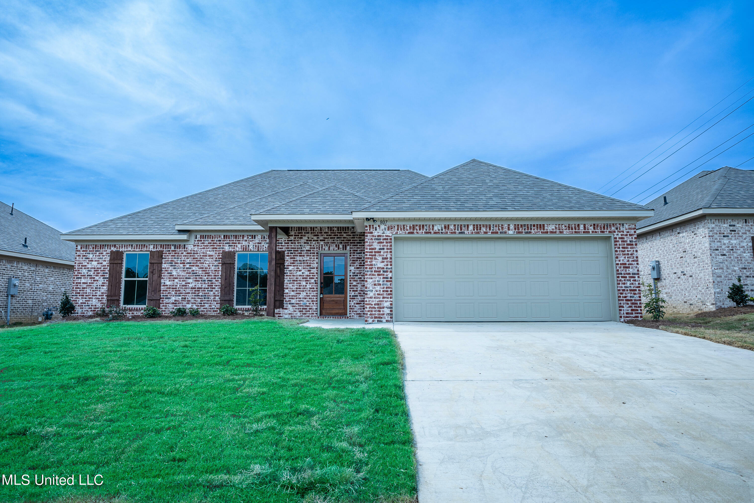 Property Photo:  807 Oakbrook Way  MS 39208 