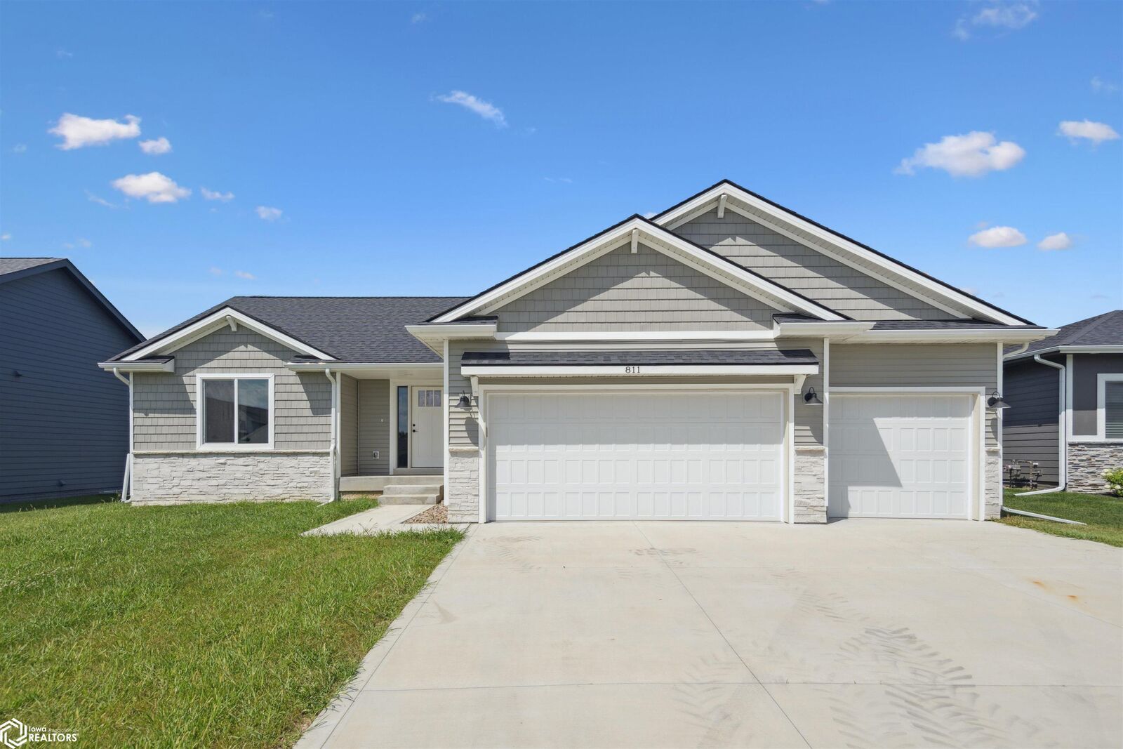 Property Photo:  811 Woodside Drive  IA 50158 