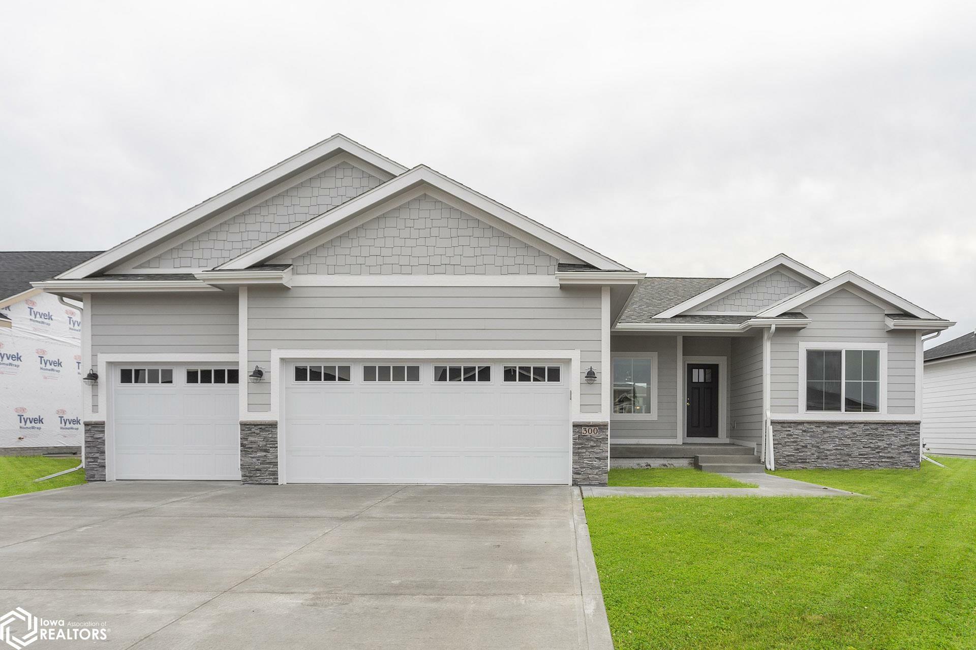 Property Photo:  2602 Knollway Drive  IA 50158 