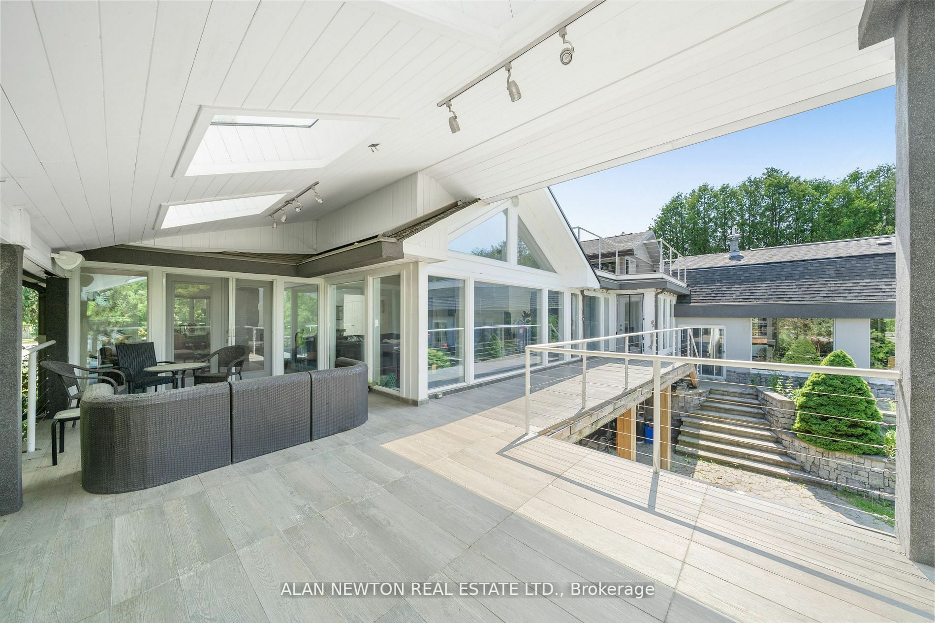 Property Photo:  318 Centre St  ON L4J1G7 