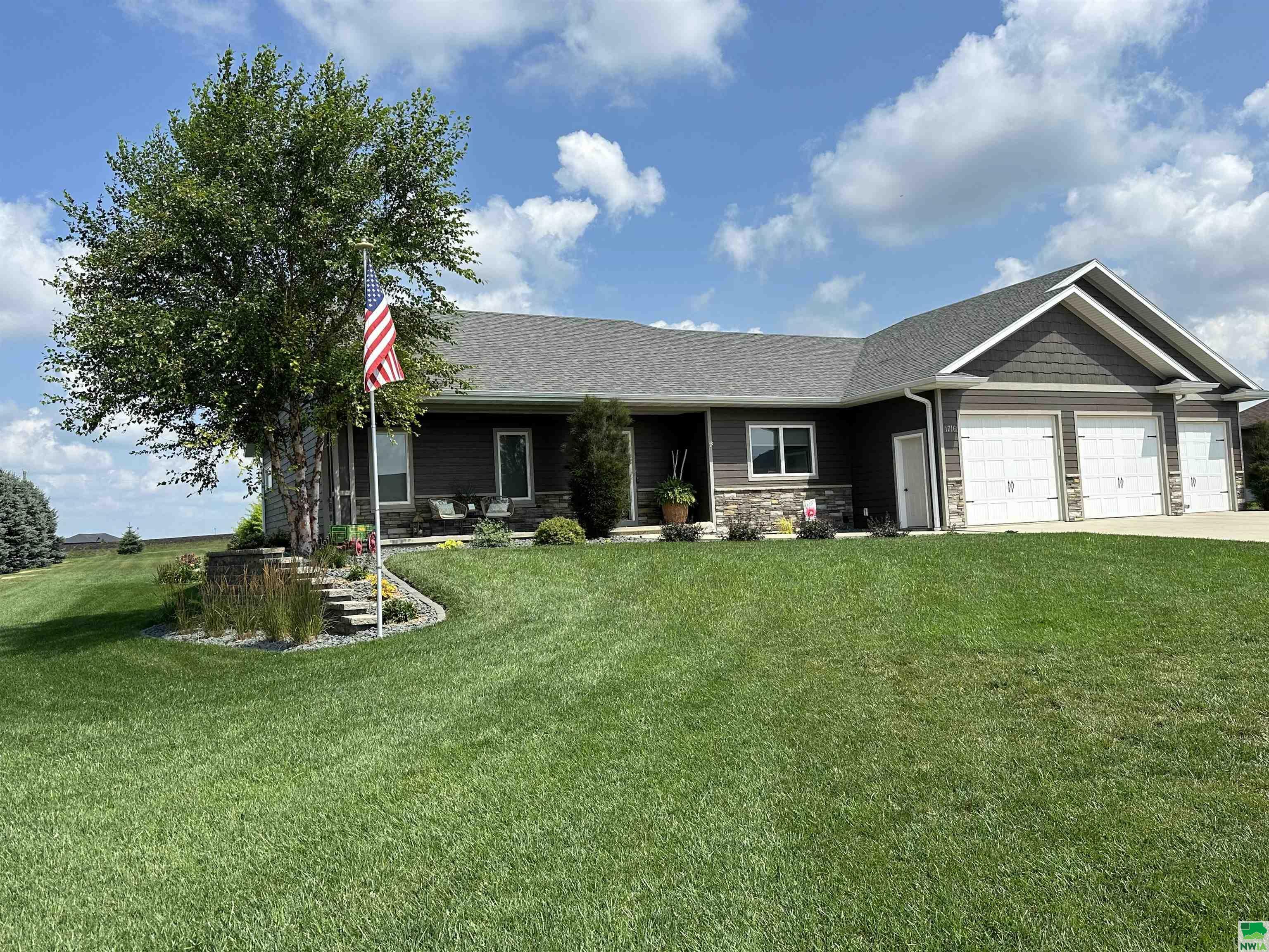 Property Photo:  1716 N Prairie View Circle  IA 51250 