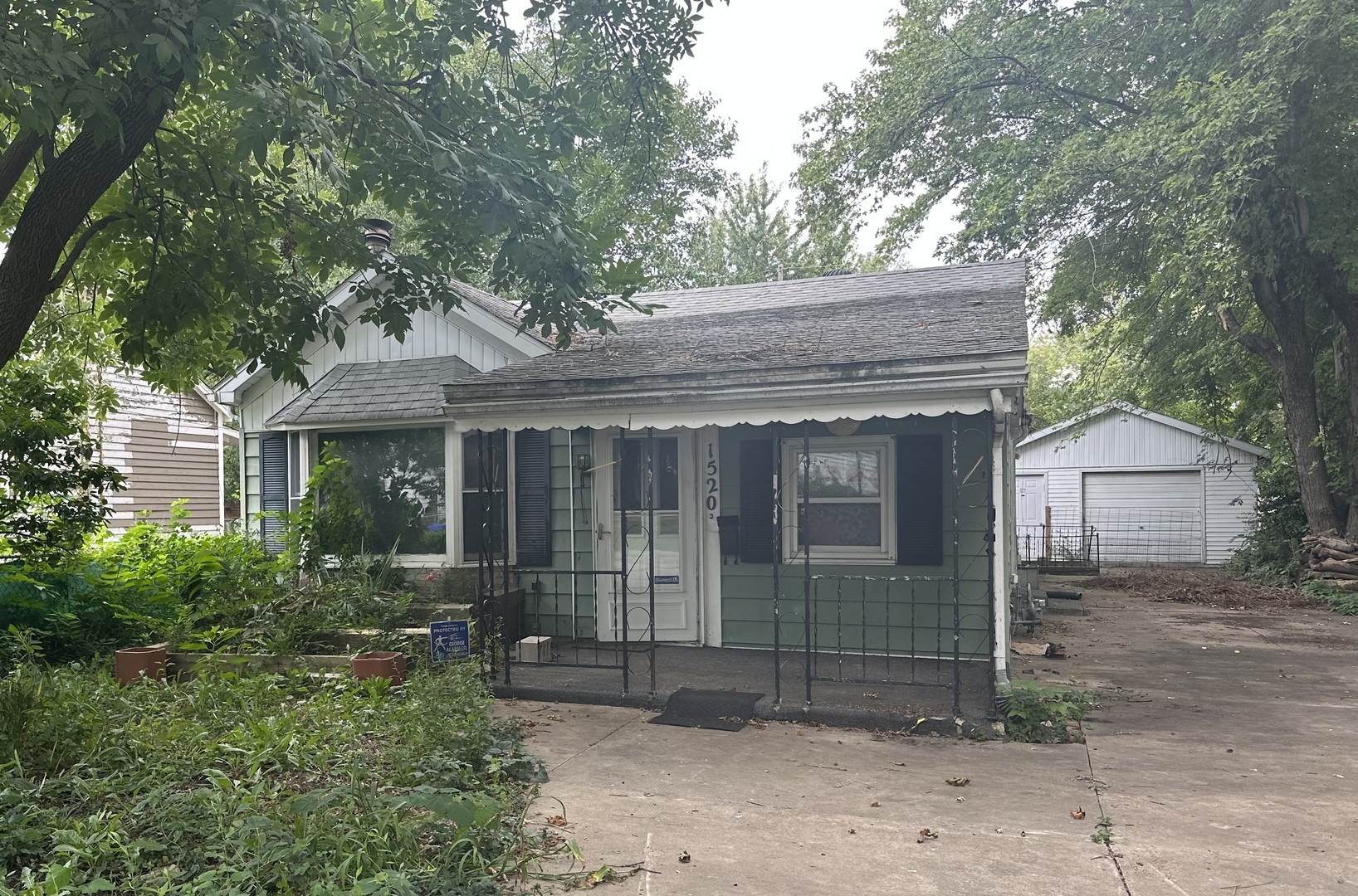 Property Photo:  1520 W Center Street  IL 62526 