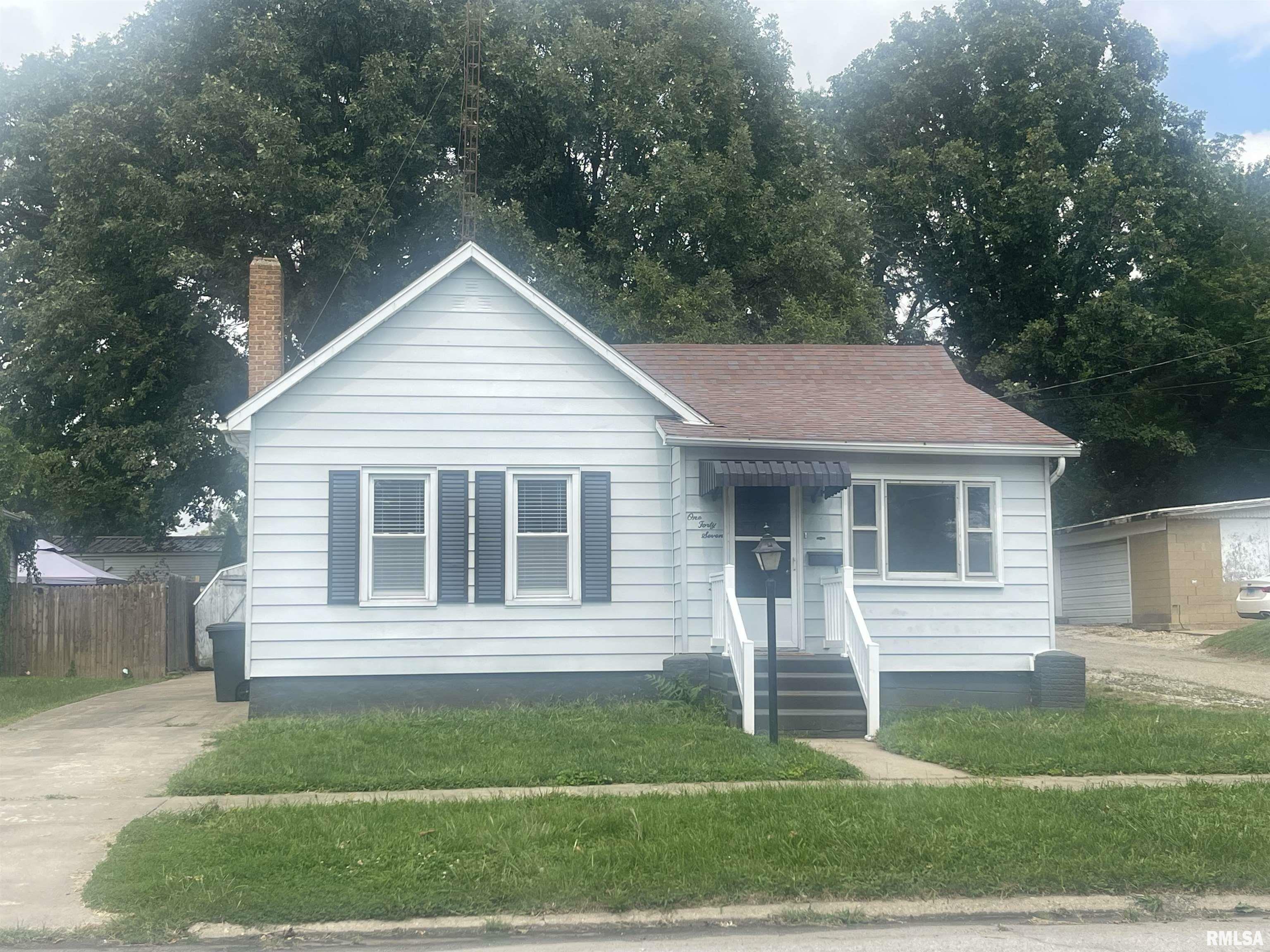 147 W Hickory Street  Canton IL 61520 photo