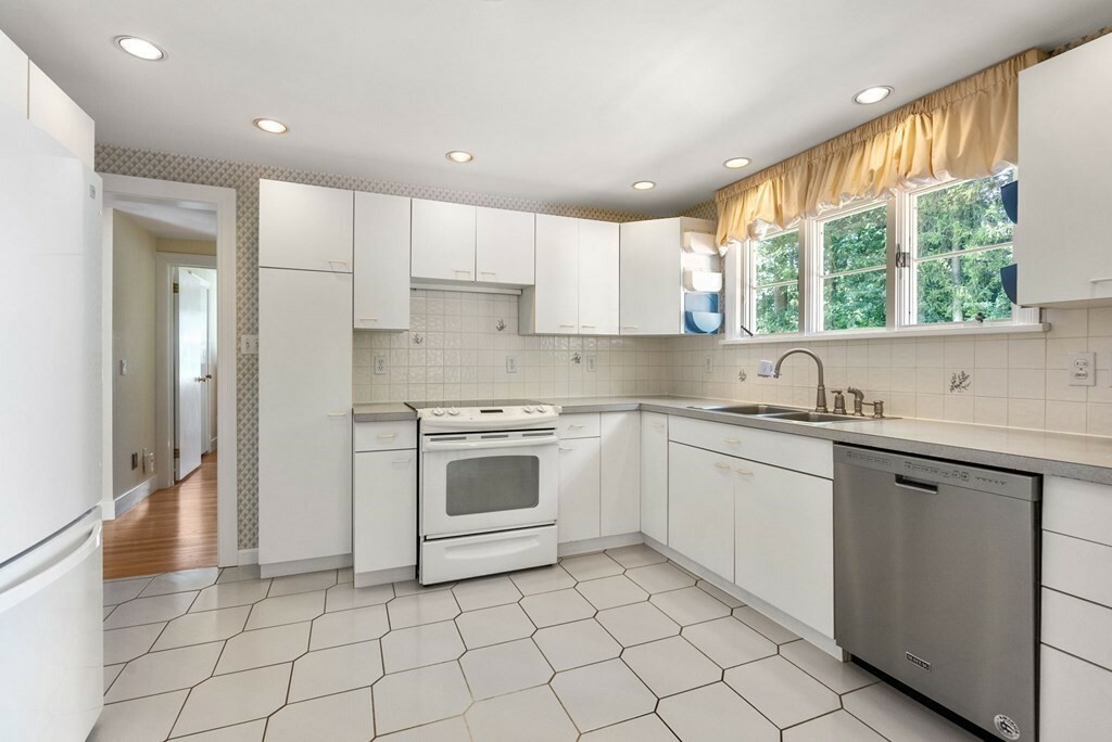 Property Photo: 11 Kenneth Lunden Dr MA 01028