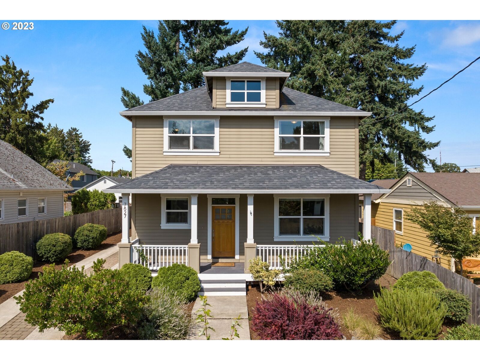 Property Photo: 7827 N Hodge Ave OR 97203