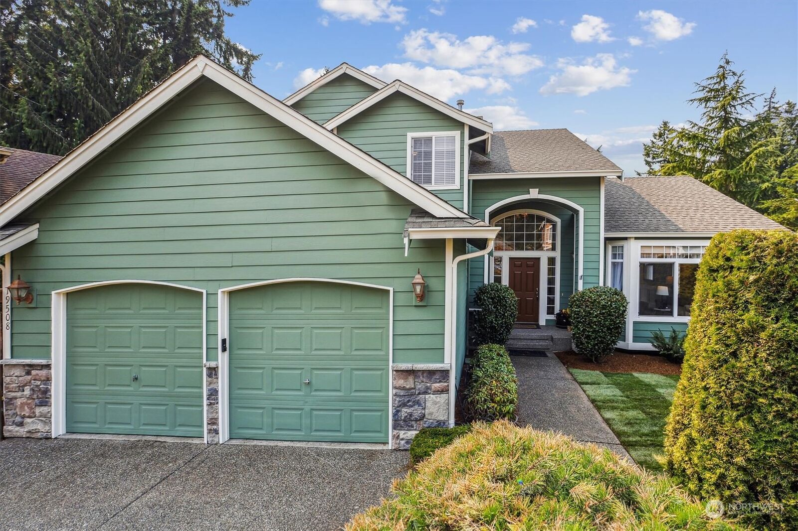 Property Photo: 19508 12th Avenue W WA 98036