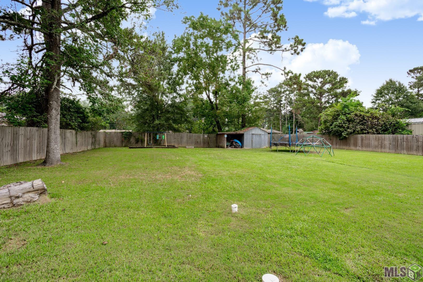 Property Photo: 3204 Meadowood Dr LA 70777