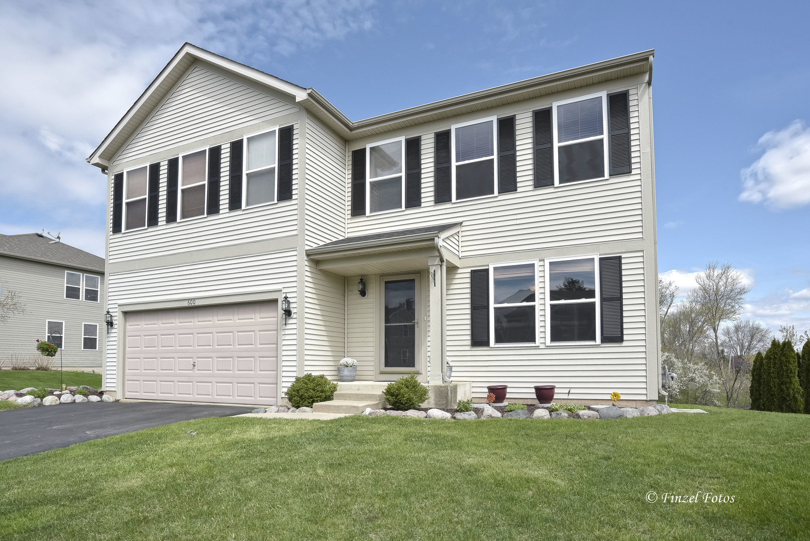 Property Photo: 600 Courtney Lane IL 60152