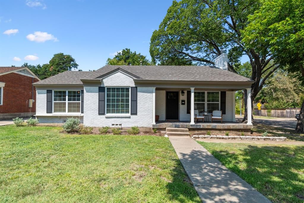 Property Photo: 2800 Ryan Place Drive TX 76110