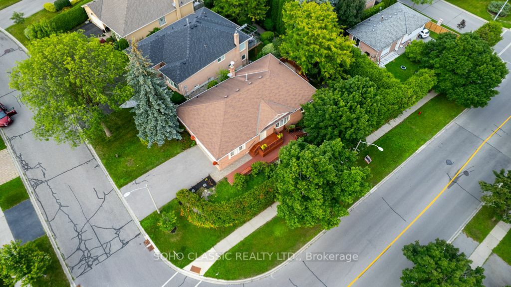 Property Photo:  2 Lanewood Dr  ON L4G4T9 
