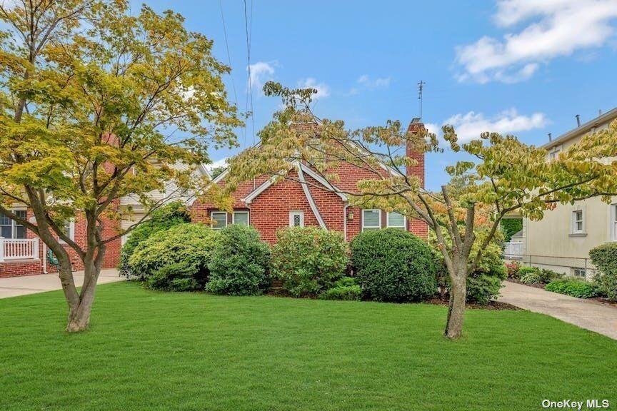 Property Photo:  968 N 3rd Street  NY 11040 