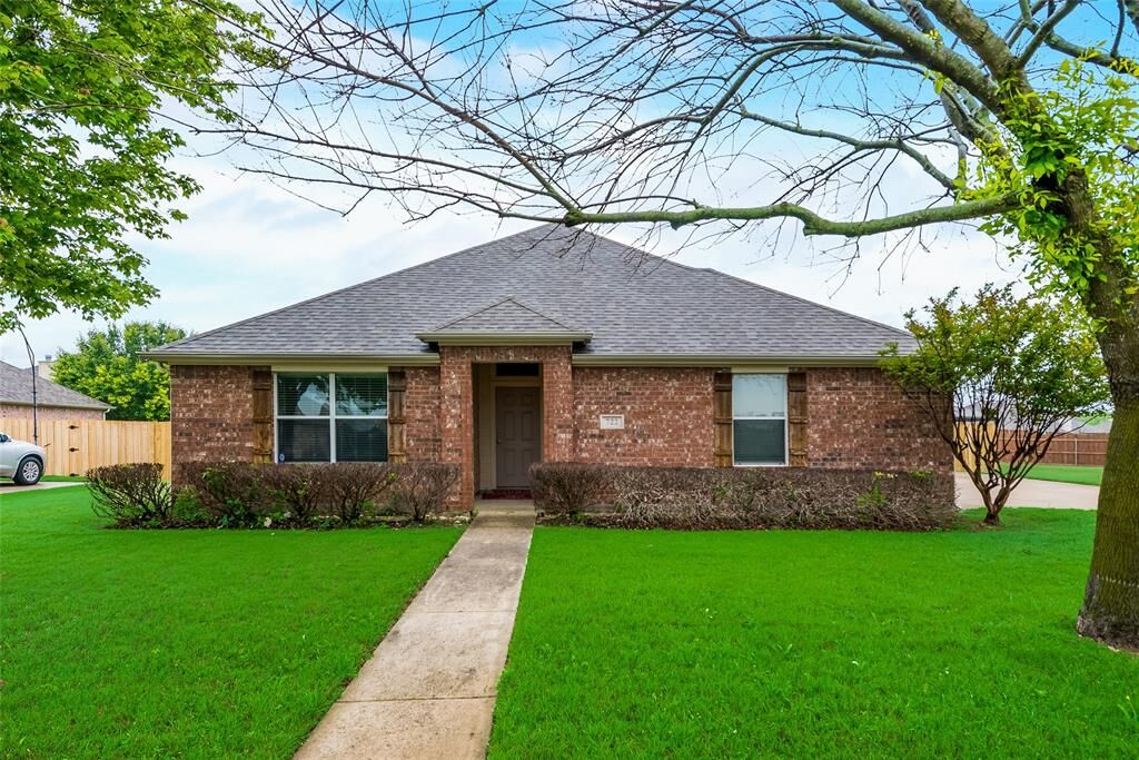 Property Photo:  722 Elk Horn Drive  TX 76065 