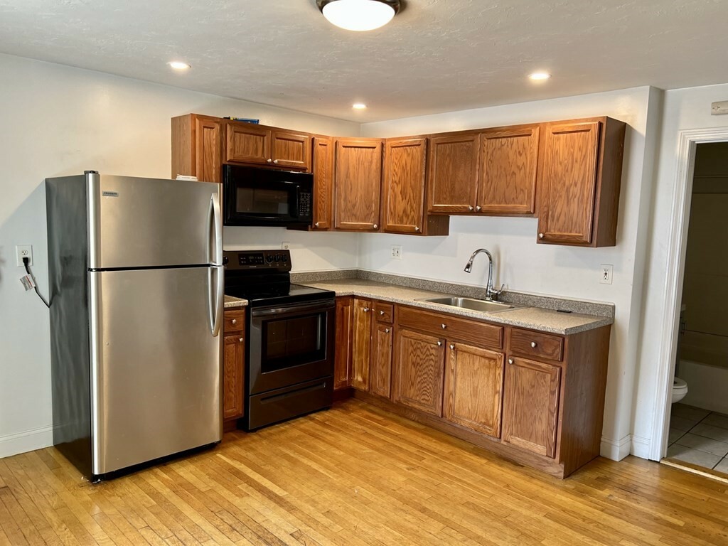 Property Photo:  168-170 Spruce St 6  MA 01453 