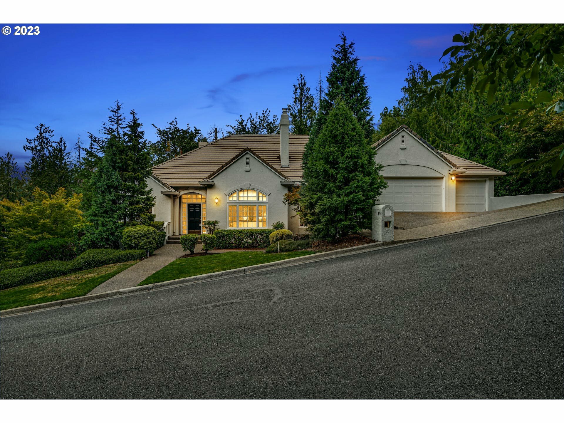 5703 SW Knightsbridge Dr  Portland OR 97219 photo