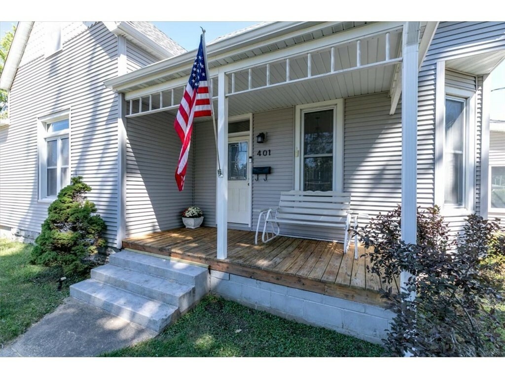 Property Photo:  401 S 4th Street  IA 50138 