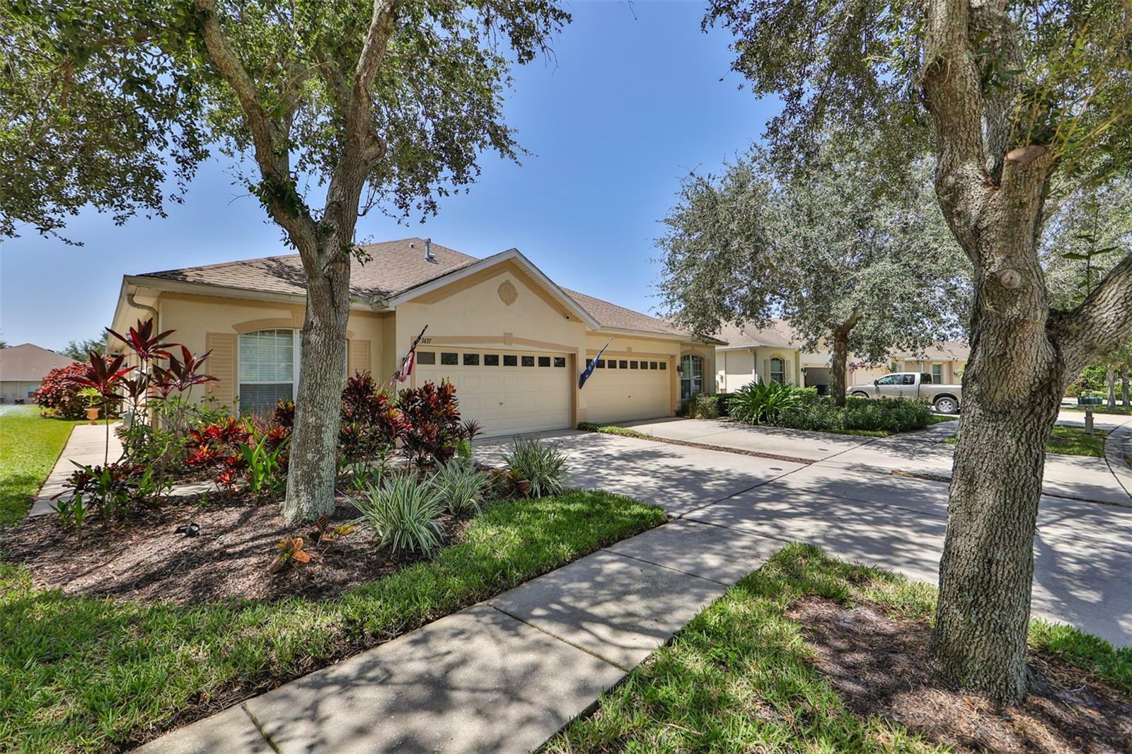 Property Photo:  7437 Surrey Pines Drive  FL 33572 