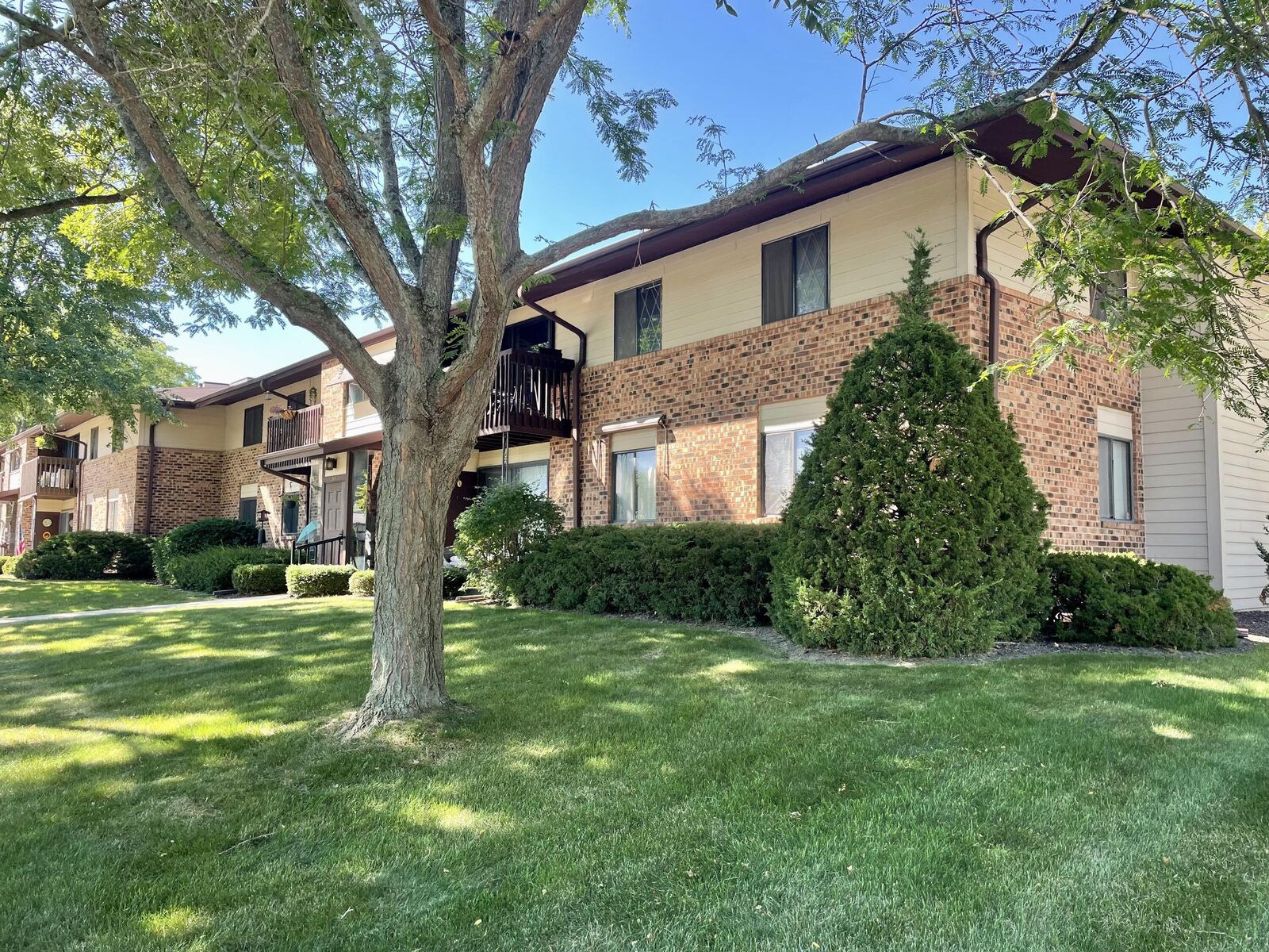 Property Photo:  345 Park Hill Dr H  WI 53072 