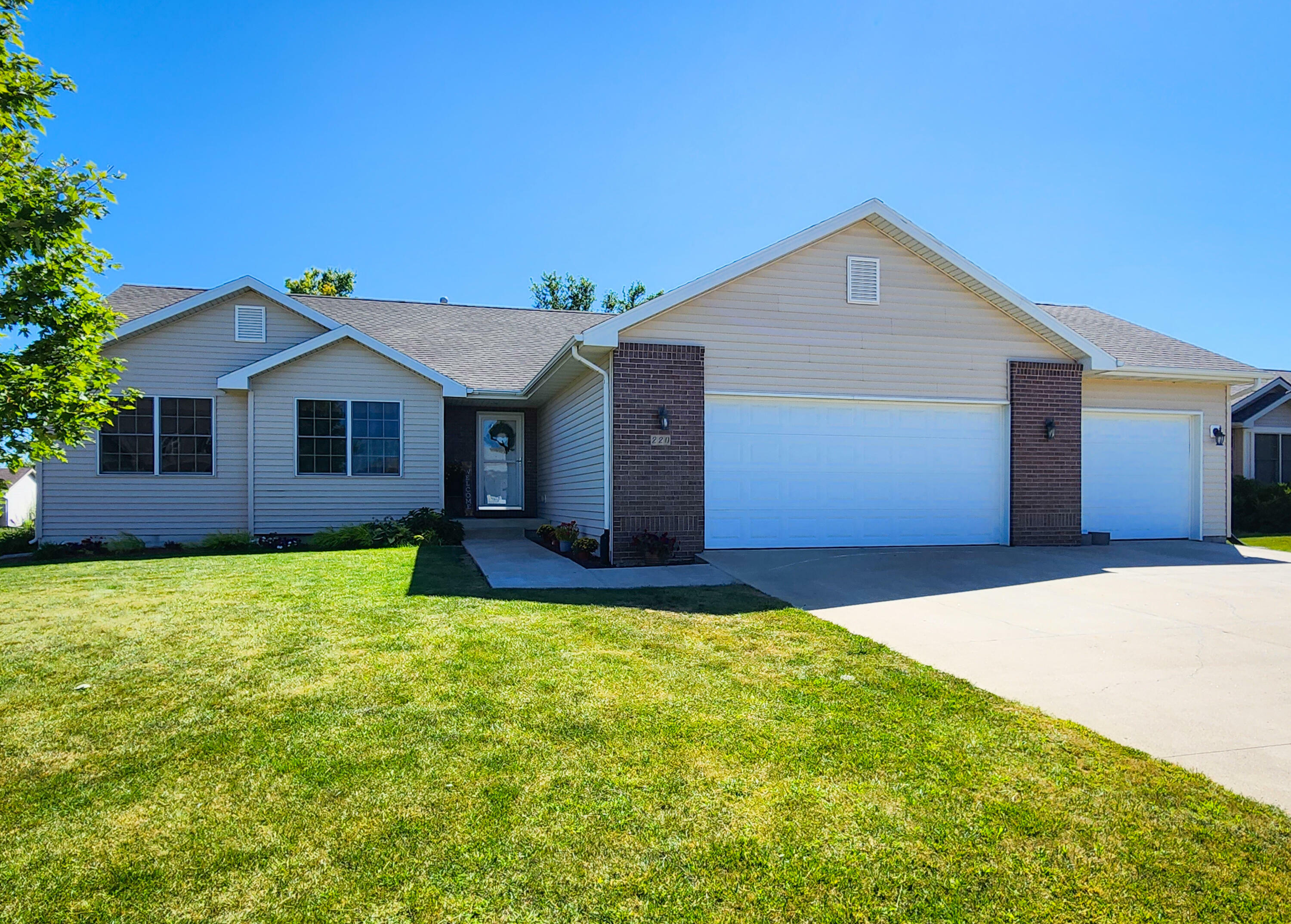 Property Photo:  220 Northpark Boulevard  IA 50124 