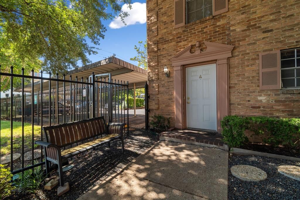 Property Photo: 2727 Shelby Avenue A TX 75219
