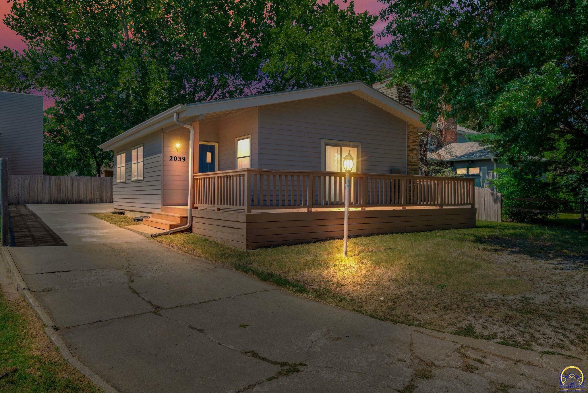 2039 SW Macvicar Ave  Topeka KS 66604 photo