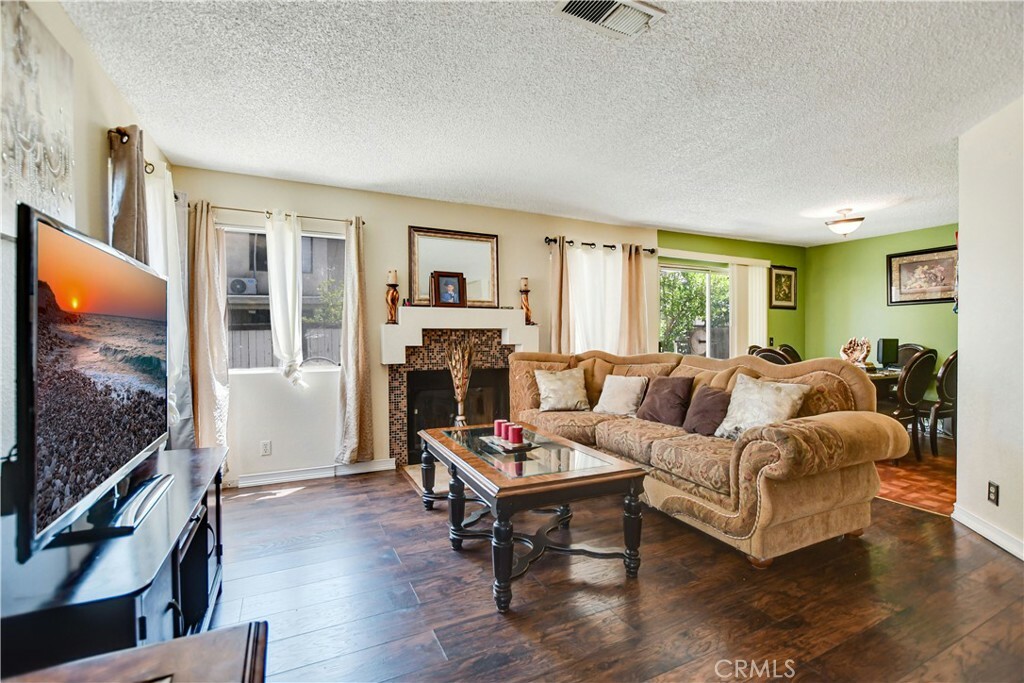 Property Photo:  285 Momento Avenue  CA 92571 