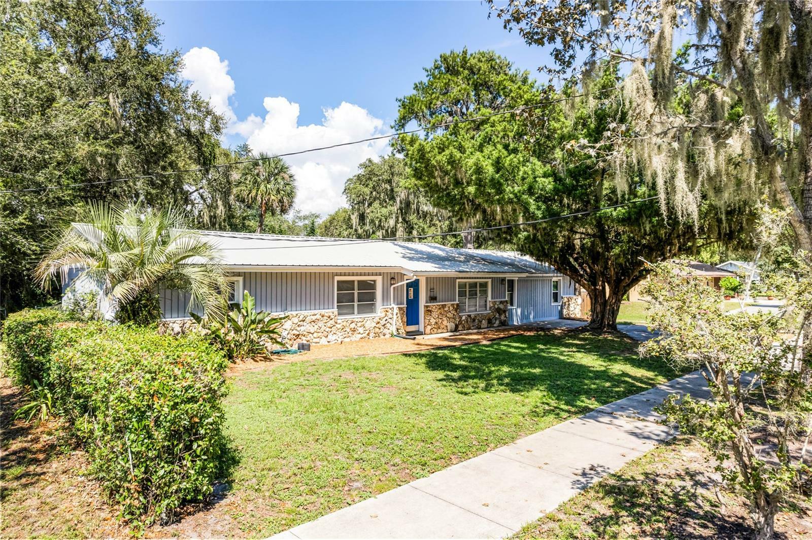 Property Photo:  402 Palm Way  FL 32778 