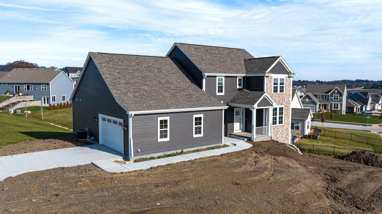 Property Photo: 3718 Howell Oaks Dr WI 53188