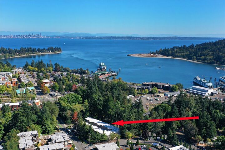 Property Photo:  465 Winslow Way E 211  WA 98110 