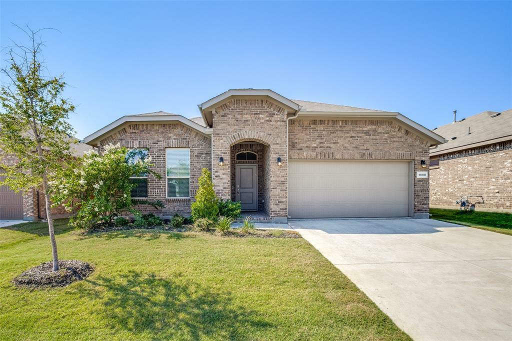 Property Photo: 1008 Napier Way TX 76247