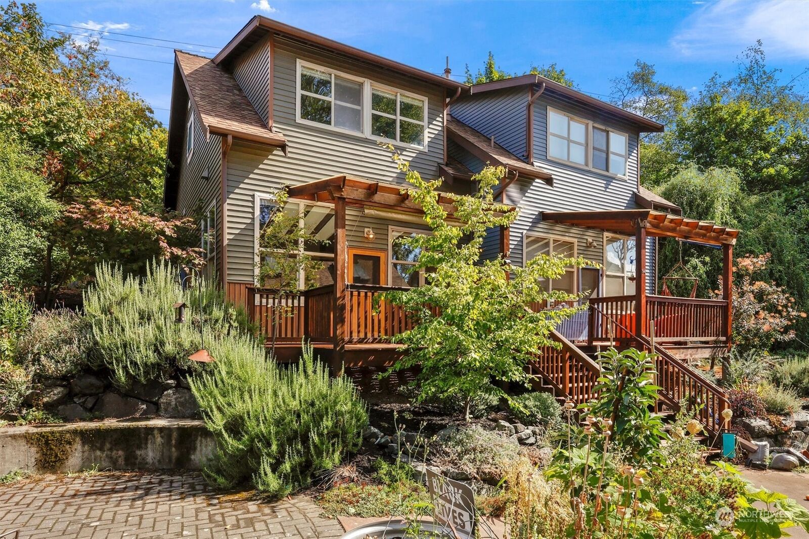 Property Photo: 6000 17th Avenue SW G13 WA 98106