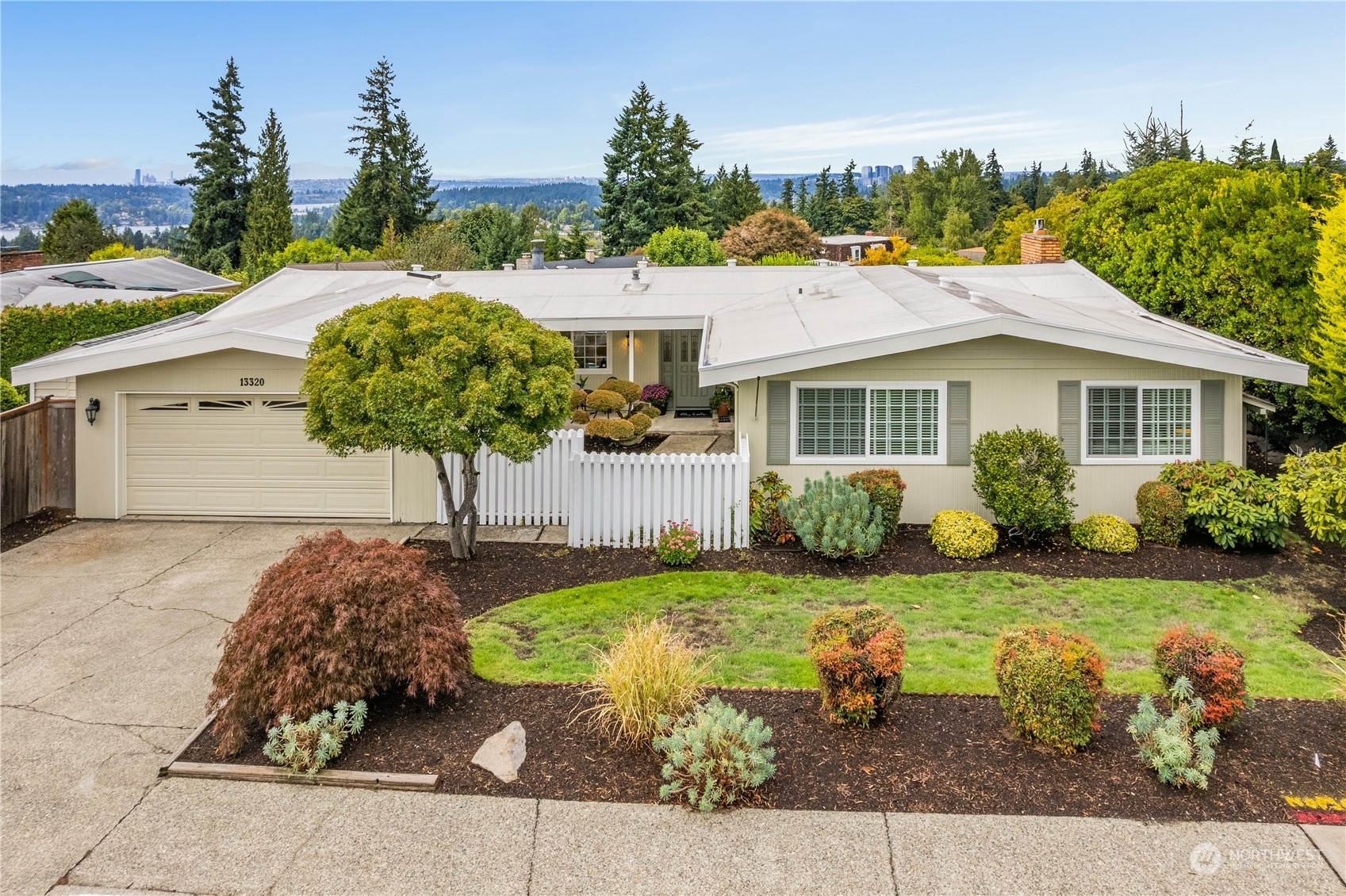 Property Photo: 13320 SE 43rd Street WA 98006