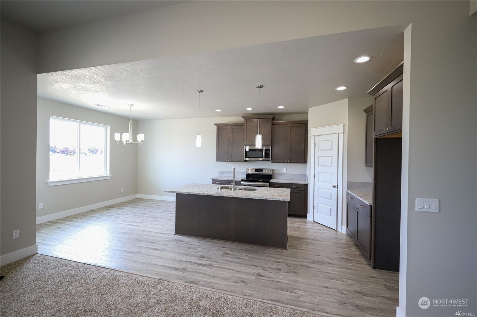 Property Photo: 1322 E Cascade Street WA 99344