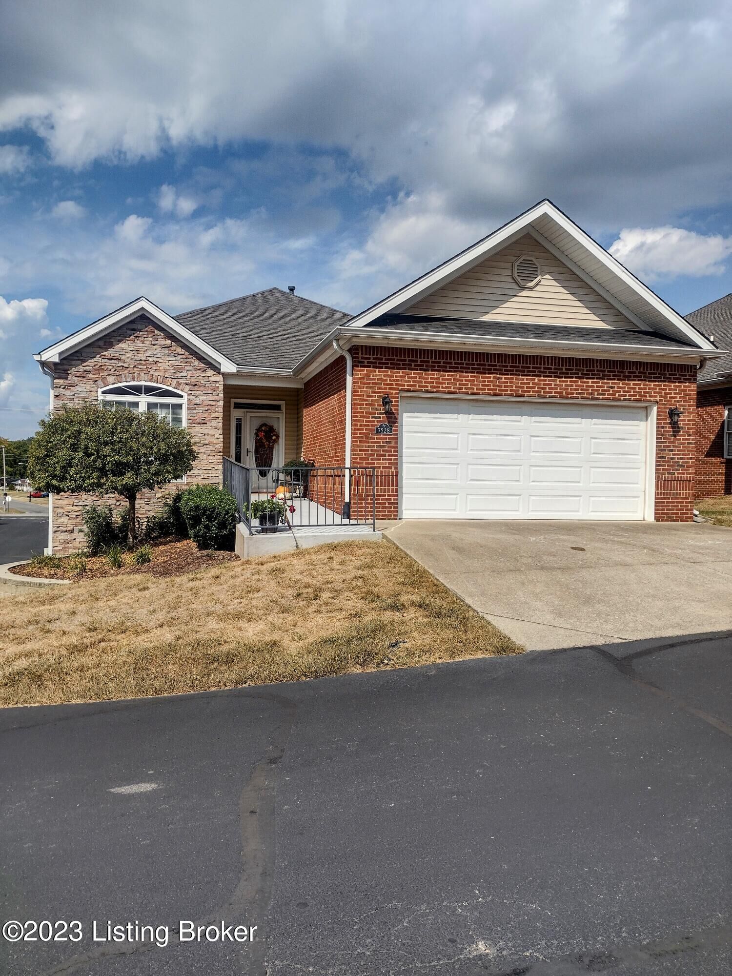 Property Photo:  7528 Autumn Pointe Dr  KY 40214 