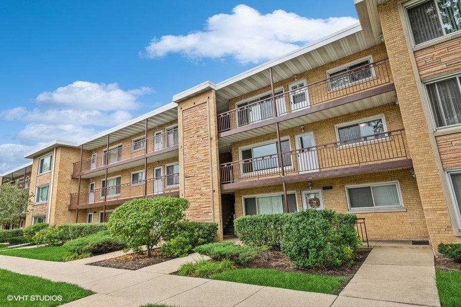 Property Photo:  4921 N Harlem Avenue 2  IL 60656 
