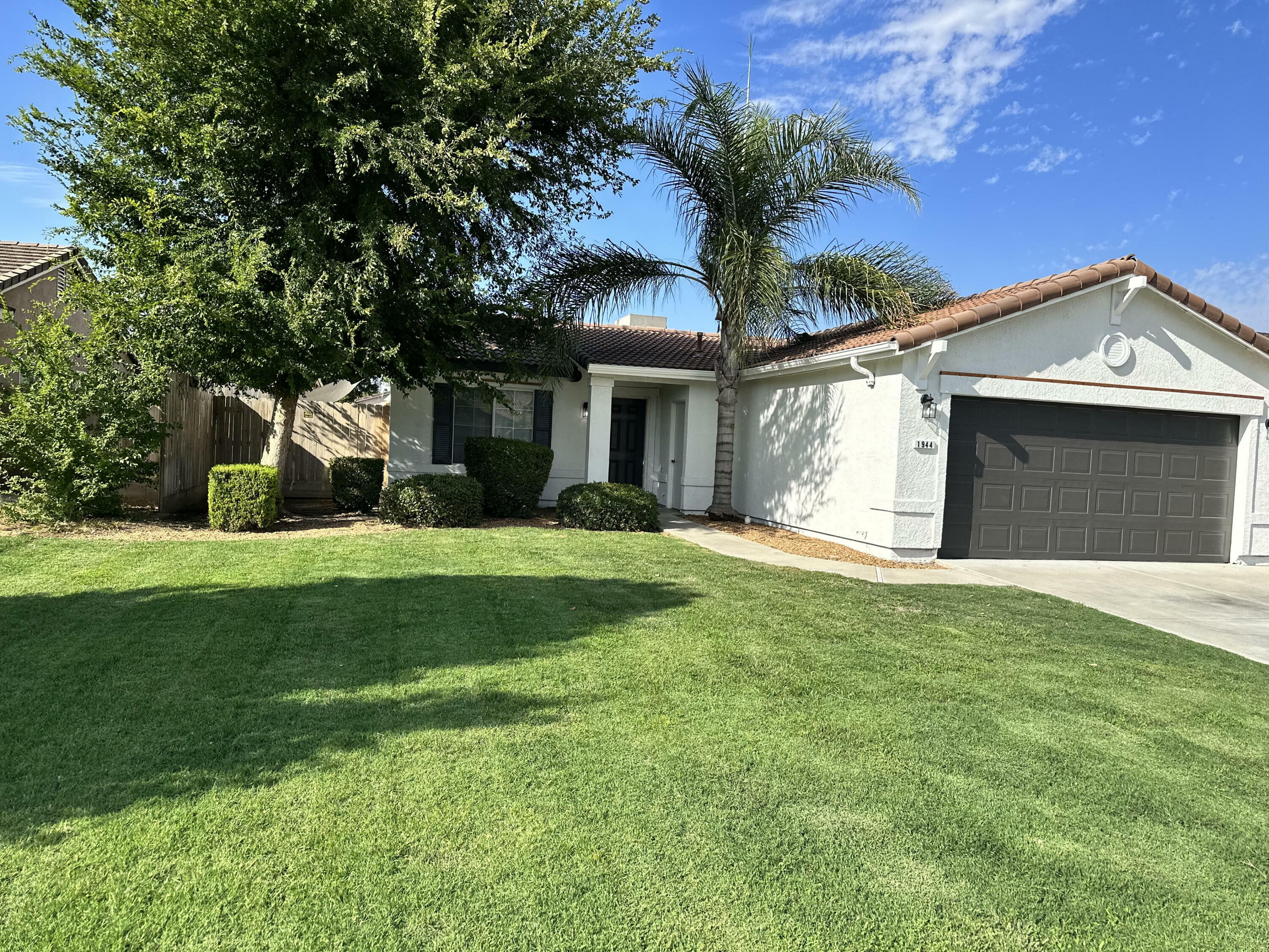 Property Photo:  1944 E Monte Verde Avenue  CA 93292 