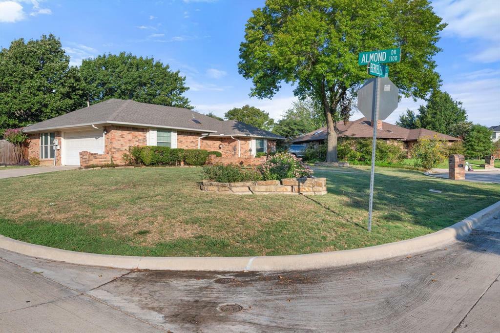 Property Photo: 1601 Berkeley Court TX 76063