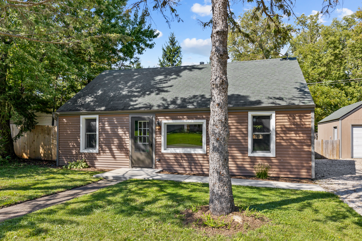 Property Photo:  115 Cairns Court  IL 60098 