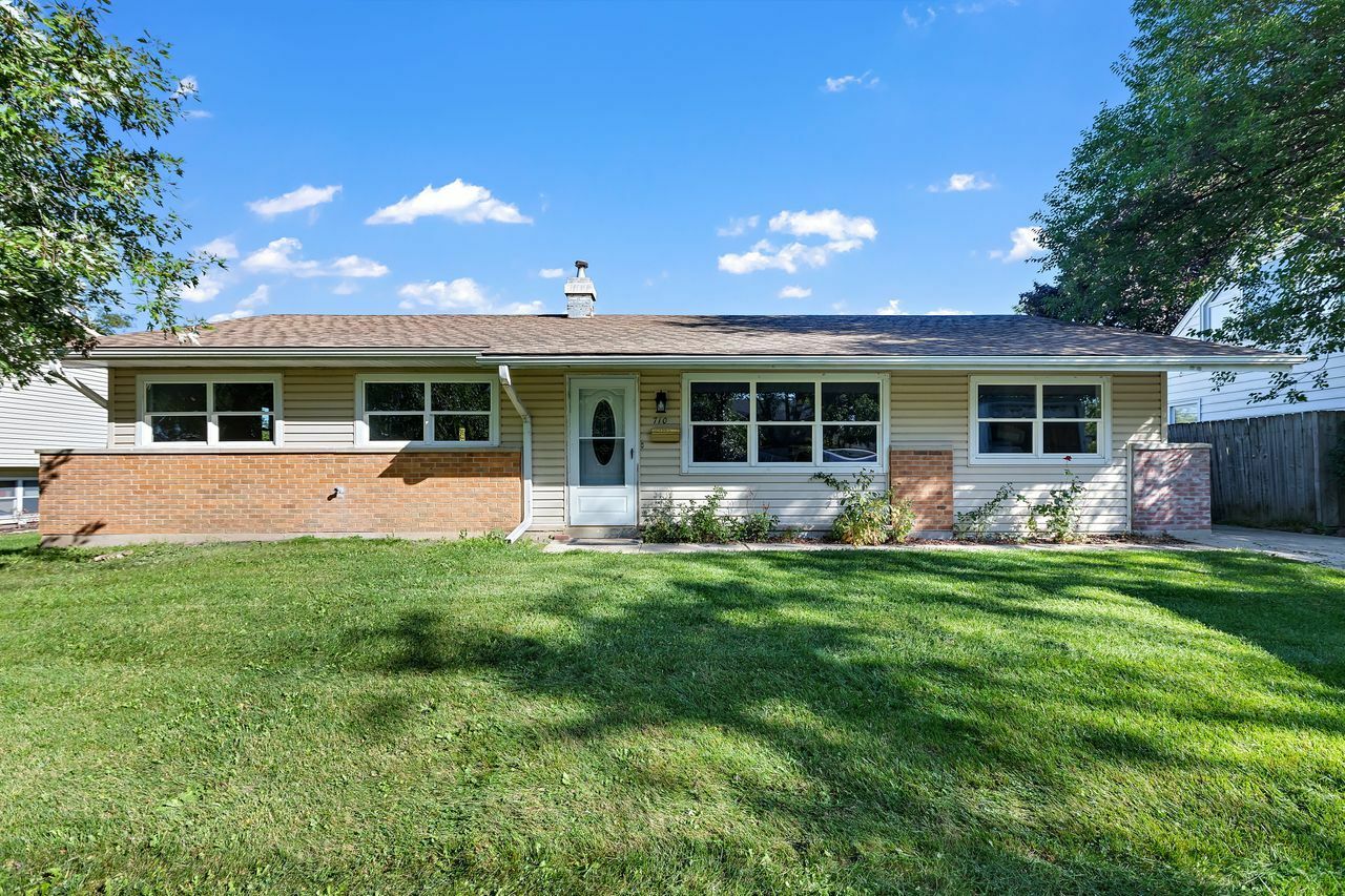 Property Photo: 710 Northview Lane IL 60169