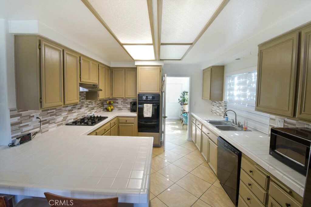 Property Photo:  1178 Avenida Rosa Mundi  CA 92583 