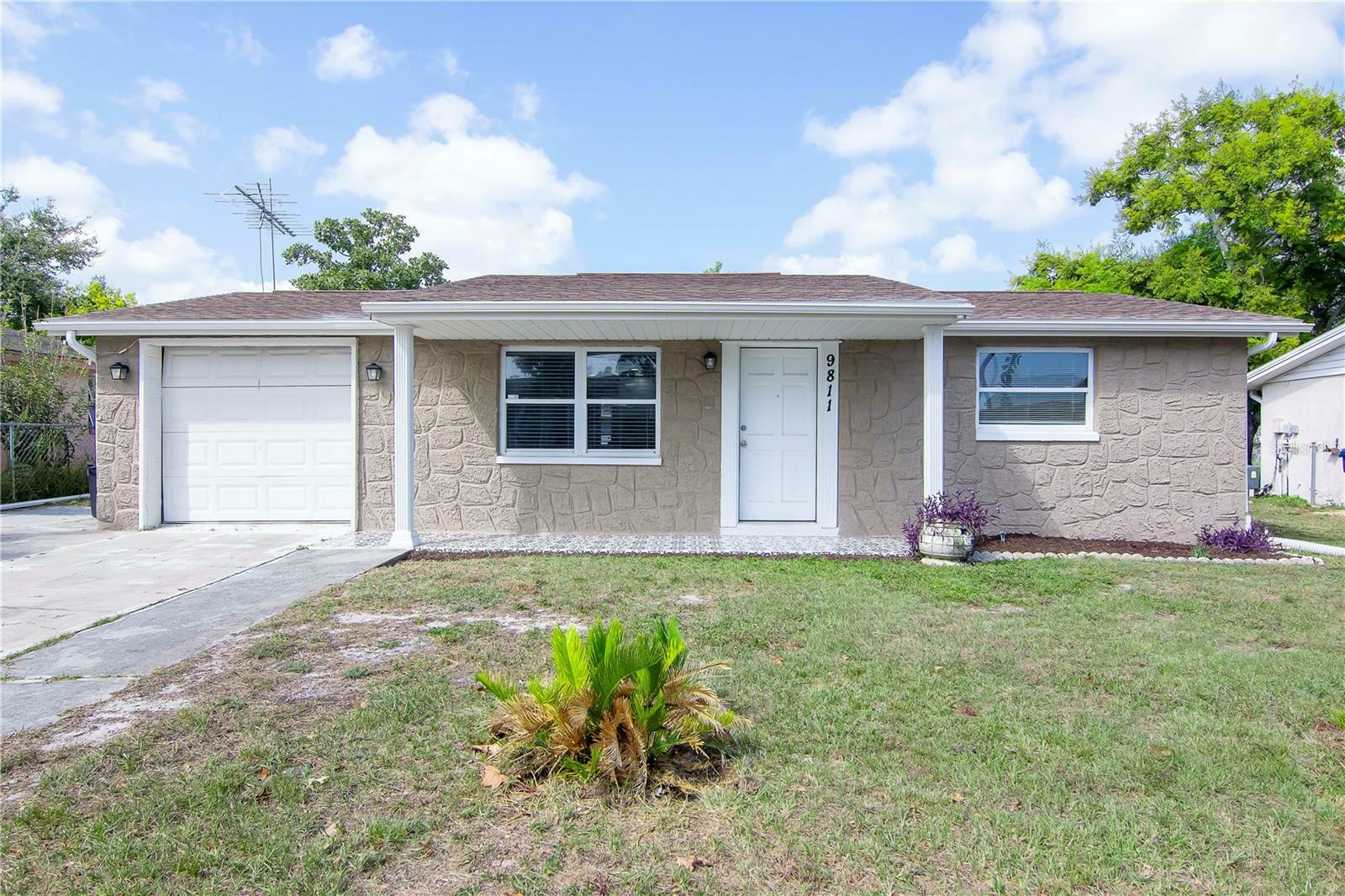 Property Photo:  9811 Sandstone Lane  FL 34668 