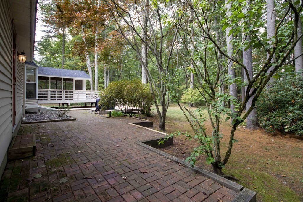 Property Photo:  4 Cherokee Court  NH 03053 