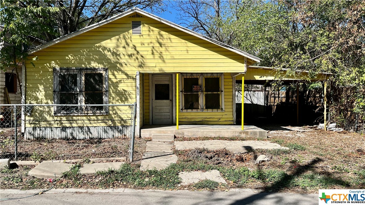 Property Photo: 416 Avenue C TX 78155
