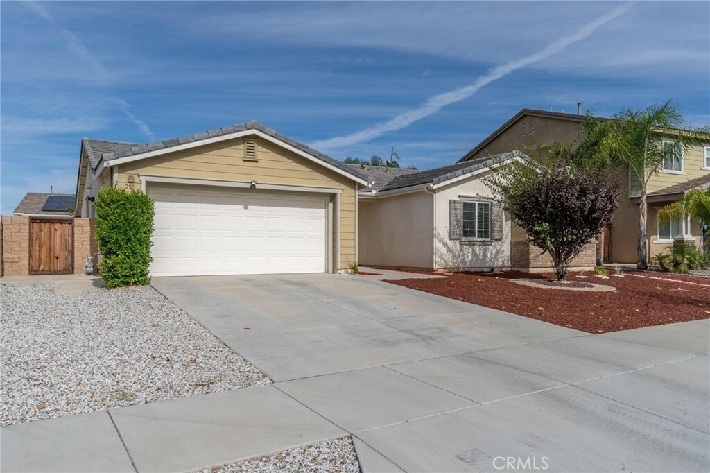 Property Photo: 298 Gilia Street CA 92543