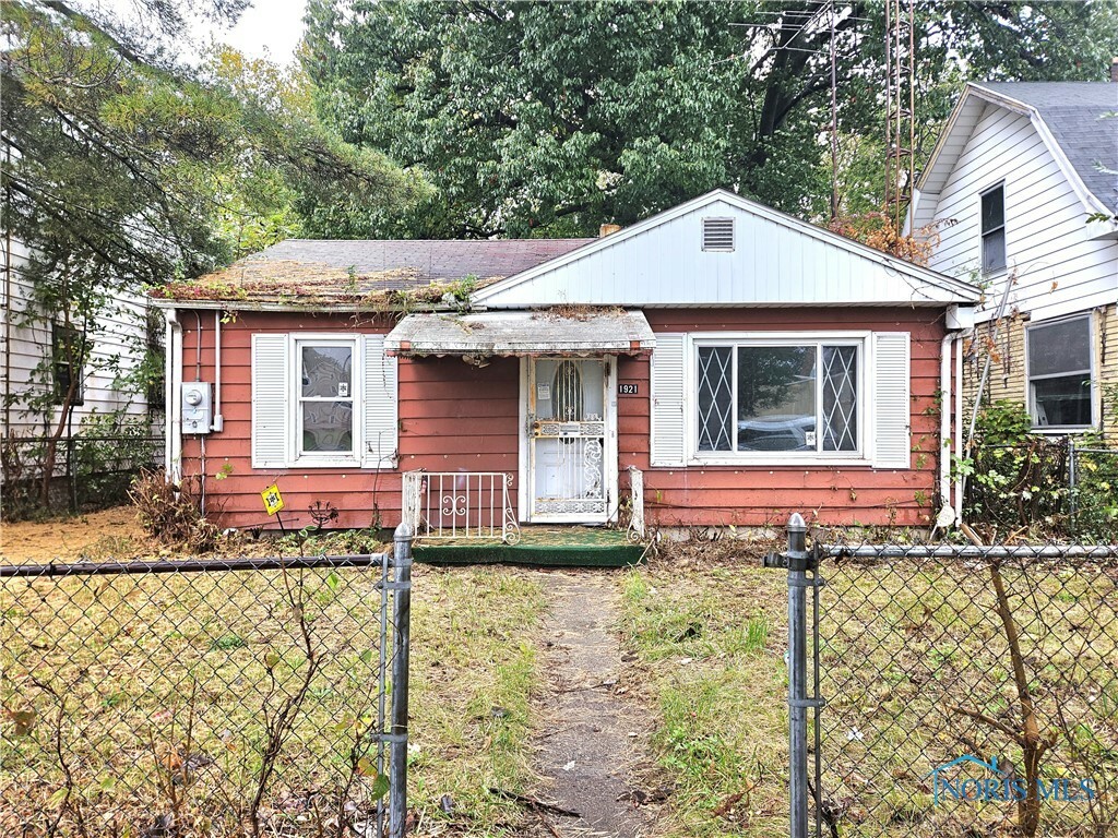 Property Photo:  1921 Clinton Street  OH 43607 